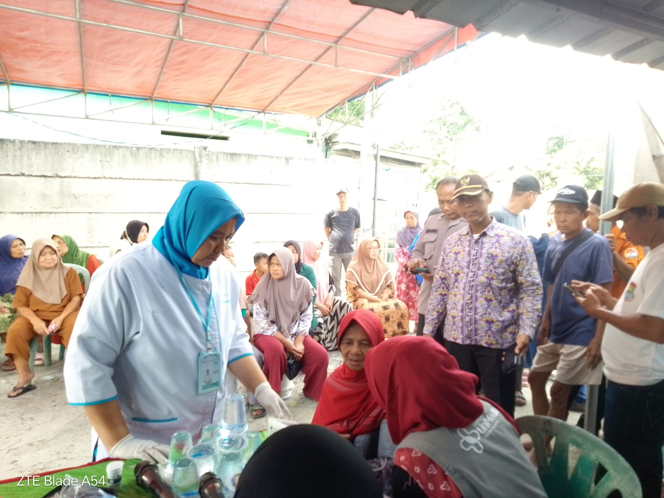 Ketua RW 03 Desa Karet, Laksanakan Program Pengebotan Gratis, Warga Antusias 2 IMG 20260108 142355 scaled