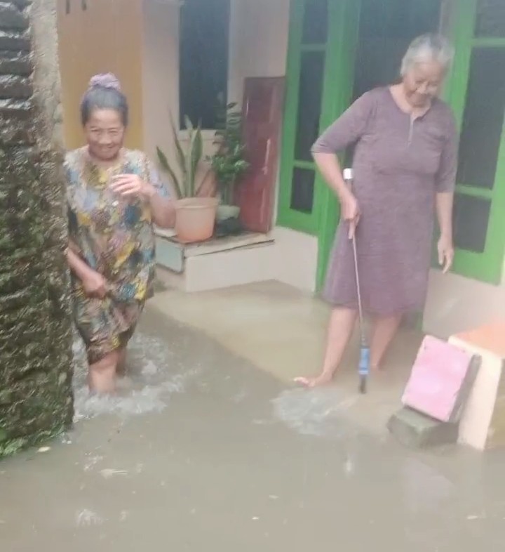 Hujan Sejak Pagi, Warga Pisangan Desa Kayu Agung Terendam Banjir 1 Screenshot 20260112 0944572 Klik Pantura
