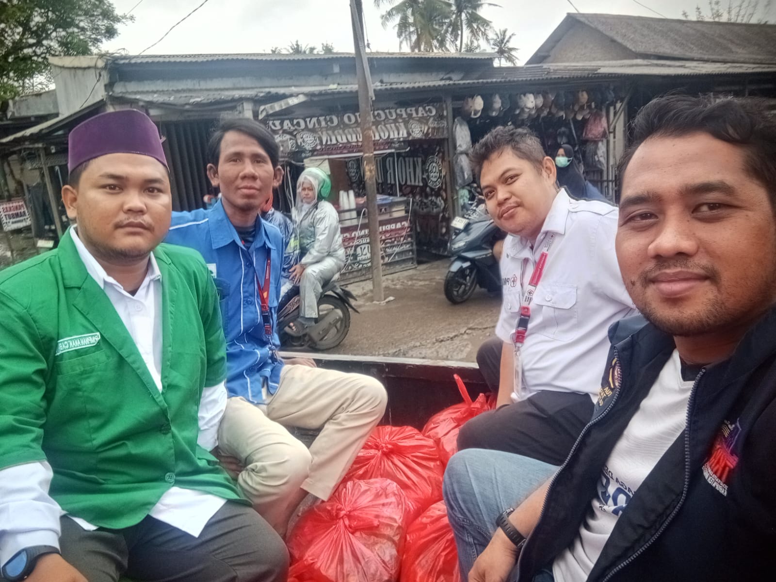 Karang Taruna, TKSK, KNPI, Ansor, PMI, Aparatur Desa Sarakan dan Kecamatan Sepatan Salurkan Bantuan Sembako 2 IMG 20260201 WA0122 Klik Pantura