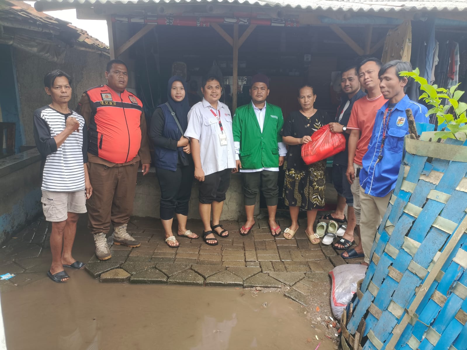 Karang Taruna, TKSK, KNPI, Ansor, PMI, Aparatur Desa Sarakan dan Kecamatan Sepatan Salurkan Bantuan Sembako 1 IMG 20260201 WA0125 Klik Pantura