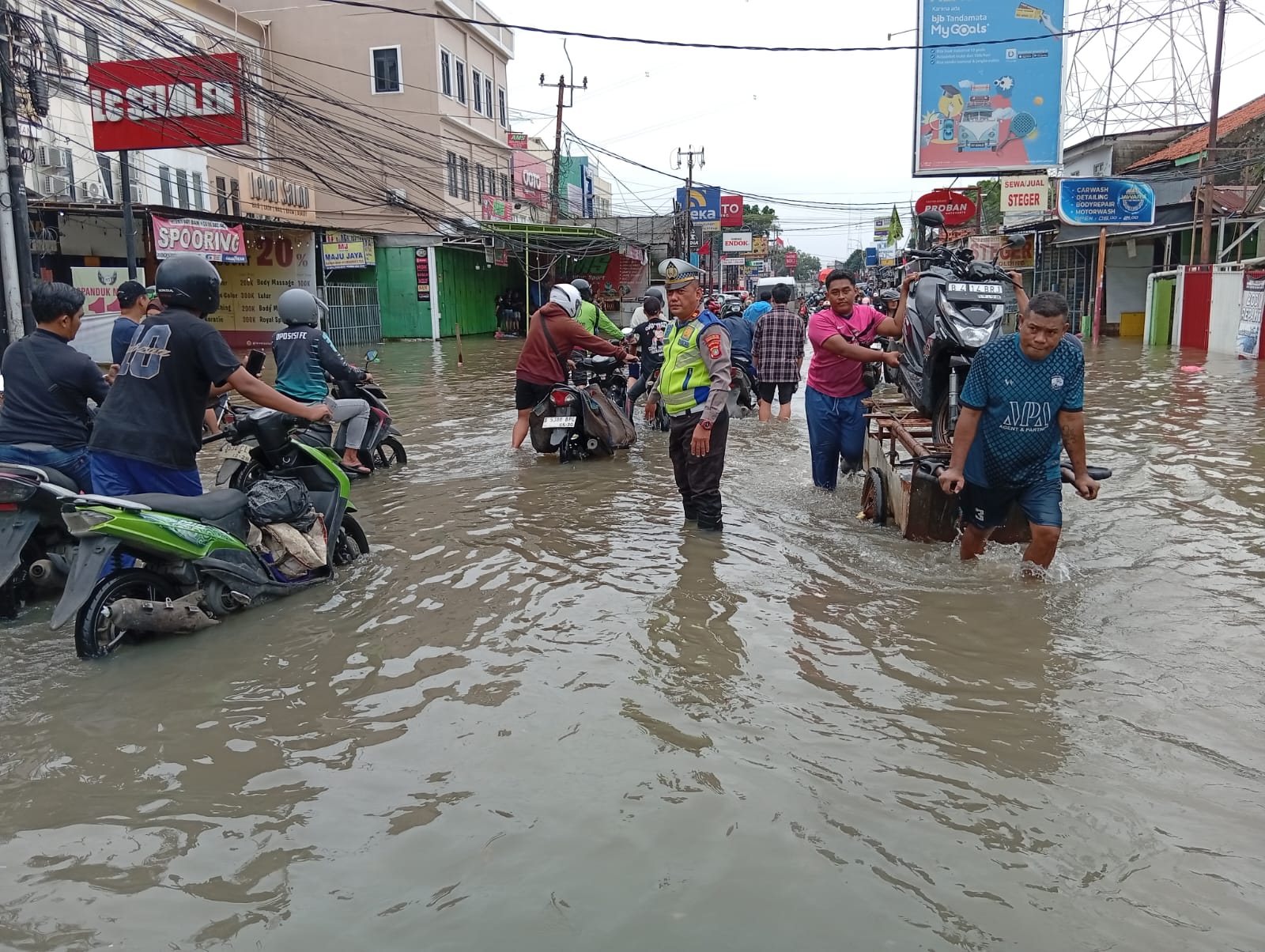 Kapolrestro Tangerang Kota Pimpin Penanganan Banjir, Polres Dirikan Posko dan Dapur Umum 2 IMG 20260308 WA0169 Klik Pantura