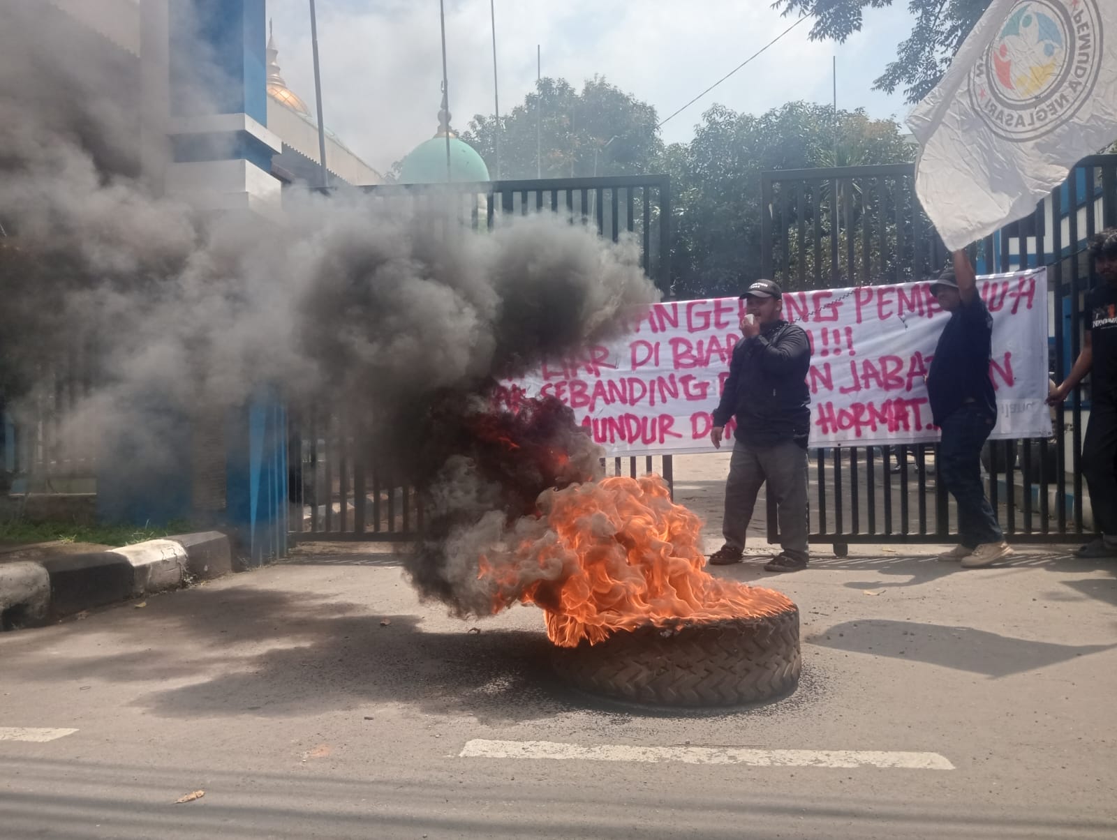 FP2N Geruduk Kantor Dishub Kota Tangerang, Soroti Parkiran Liar Truk Wing Box di Jalan Juanda Neglasari. 1 IMG 20260311 WA0134 Klik Pantura