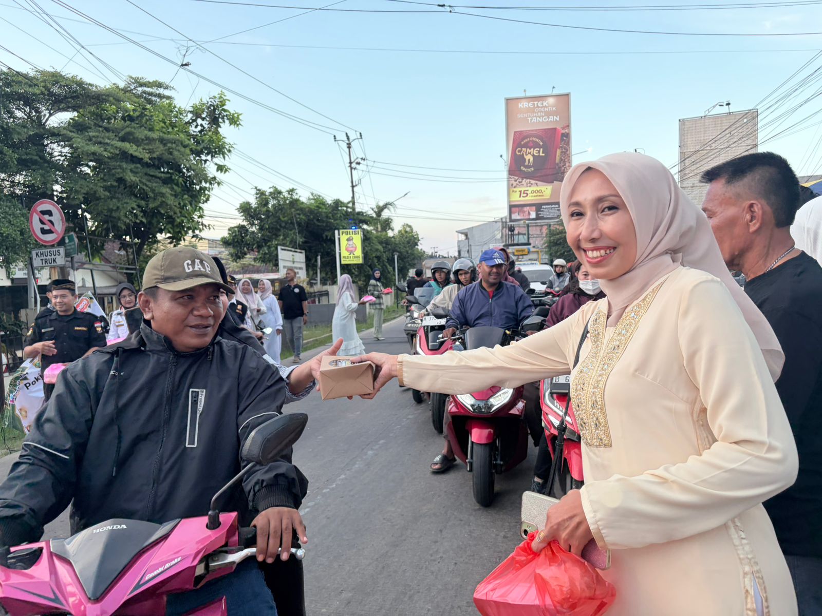 Kebersamaan di Bulan Suci, Wartawan dan Polisi Curug Berbagi Takjil untuk Masyarakat 3 IMG 20260313 WA0196 Klik Pantura