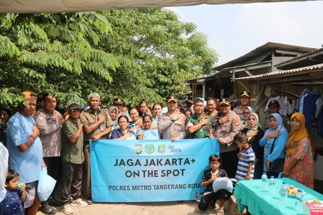 Kapolres Metro Tangerang Kota Turun Langsung ke Kampung Cacing, Dengarkan Keluhan Warga dan Bagikan Sembako 2 IMG 20260608 WA0132 Klik Pantura