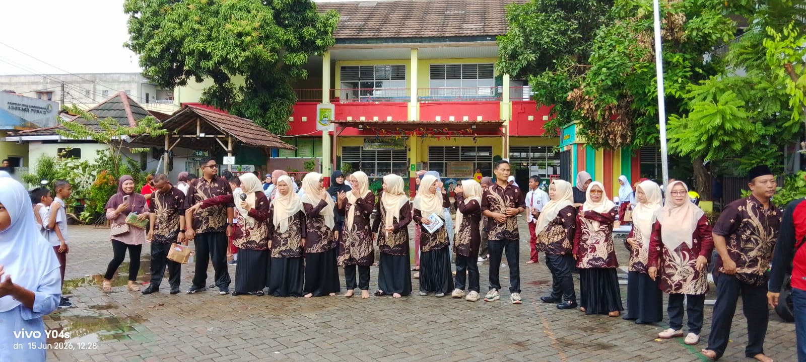 Momen Haru dan Ceria: SDN Kedaung Wetan 5 Gelar Perpisahan Kelas VI Sekaligus Edukasi Damkar 1 IMG 20260615 WA0058 Klik Pantura