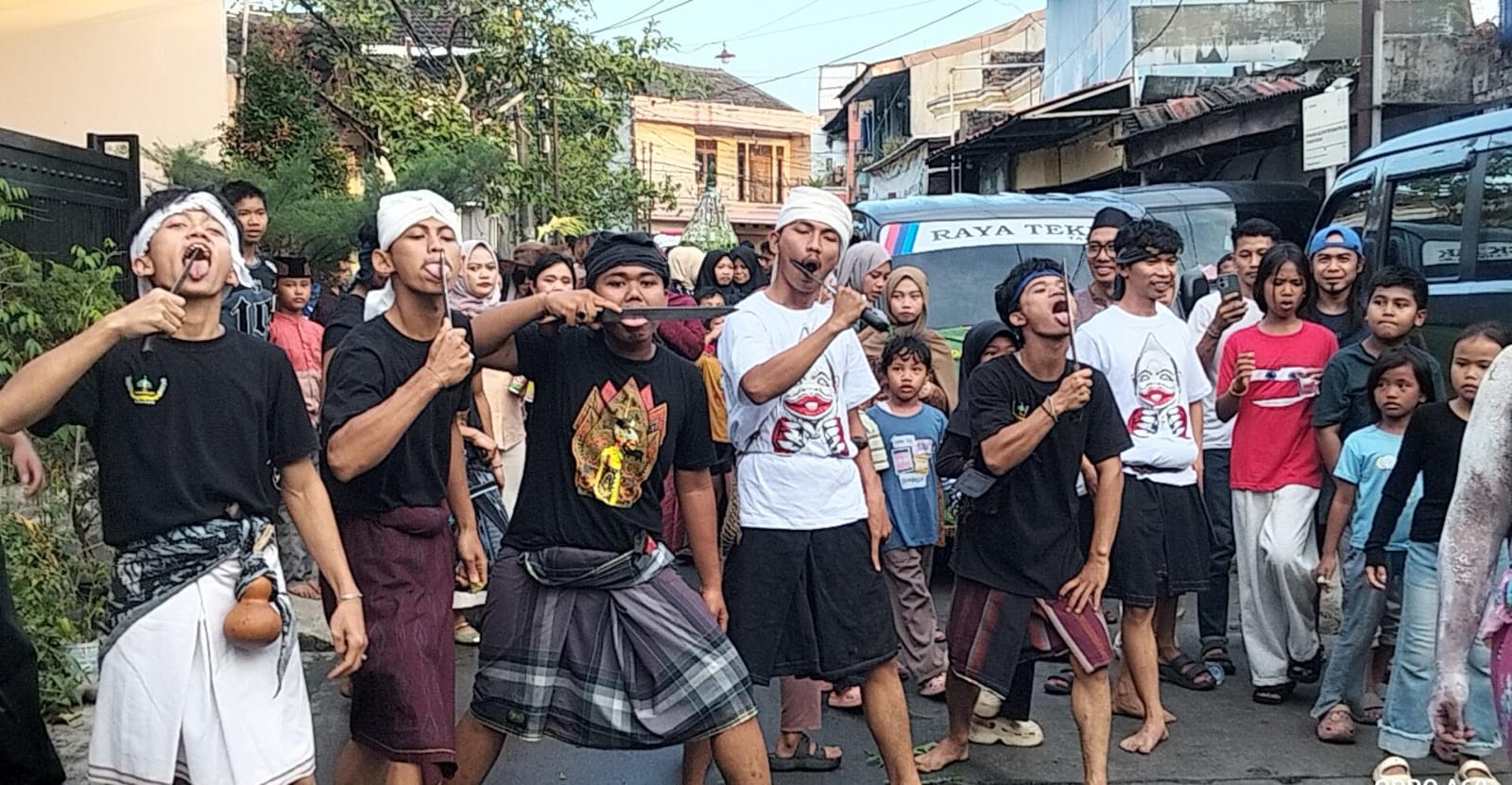 Ratusan Warga Meriahkan PHBI Kampung Cijengir, Santunan Yatim hingga Debus Jadi Daya Tarik 2 IMG 20260616 WA0056 Klik Pantura