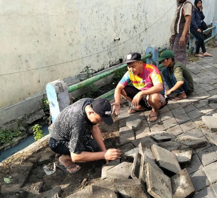 Warga RW 01 Rungkut Tengah Guyub Rukun Kerja Bakti Bersihkan Kampung 1 Screenshot 20260621 1025572 Klik Pantura