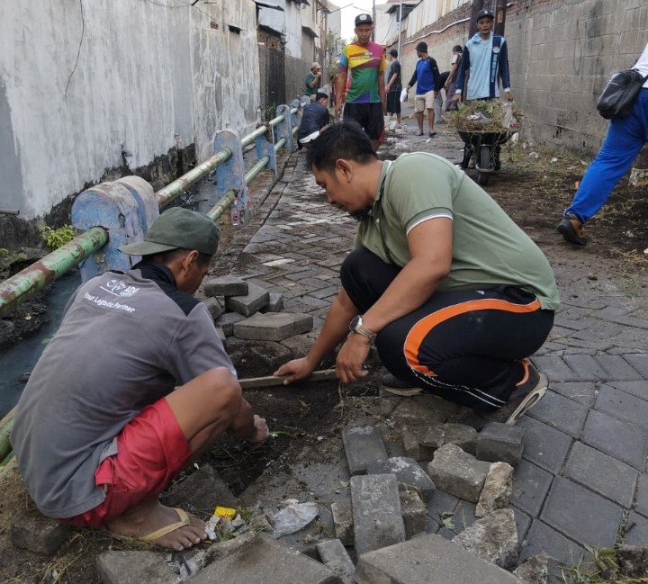 Warga RW 01 Rungkut Tengah Guyub Rukun Kerja Bakti Bersihkan Kampung 2 Screenshot 20260621 1026112 Klik Pantura