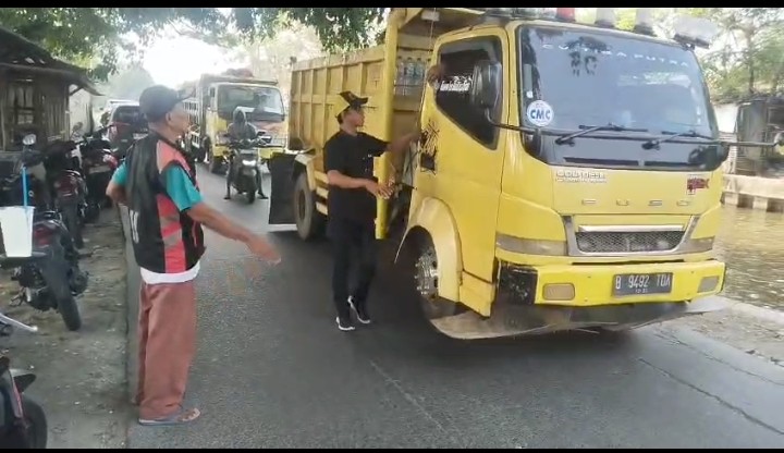 Aparat Desa Pondok Jaya dan Ketua BPD Berinisiatif Jaga Arus Truk Muatan Tanah di Jalan Raya Sulang Pondok Jaya 2 Screenshot 20260729 1512432 Klik Pantura