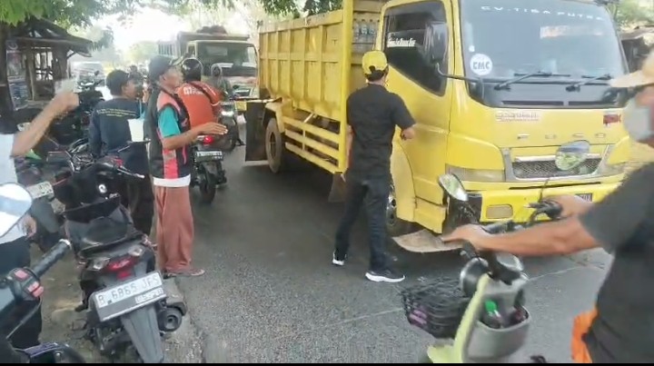 Aparat Desa Pondok Jaya dan Ketua BPD Berinisiatif Jaga Arus Truk Muatan Tanah di Jalan Raya Sulang Pondok Jaya 1 Screenshot 20260729 1512502 Klik Pantura