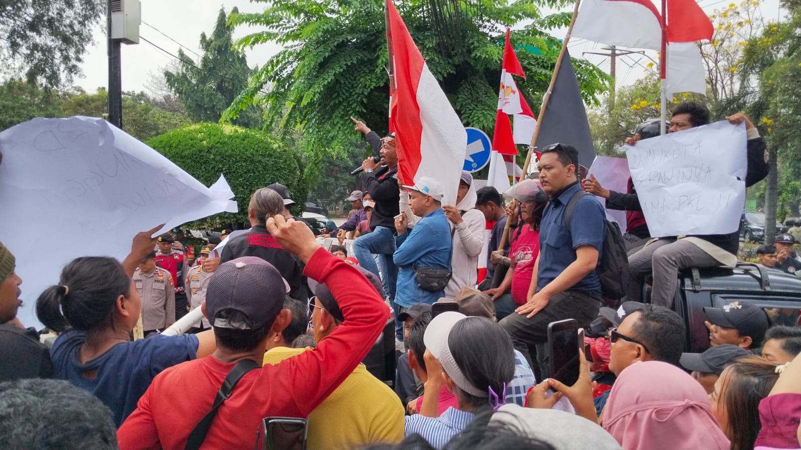 LSM HARIMAU Dampingi Pedagang Tumpah Pasar Baru Kota Bekasi Temui Ketua DPRD dan Komisi III, Minta Solusi Relokasi 2 IMG 20260902 WA0061 Klik Pantura